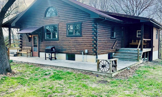 Kirksville Cabin | Cozy Country Cabin Surrounded by Nature's Serenity