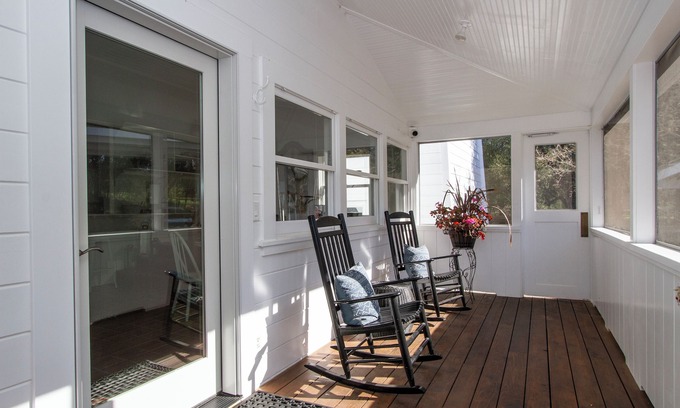 Healdsburg House | Charming Country Cottage Near Jordan Winery with Breakfast