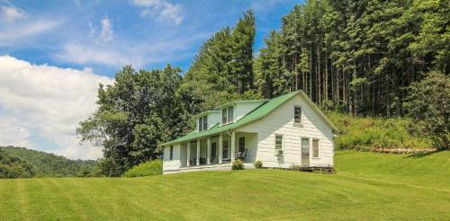 Crumpler House | Inviting Country Classic: Family-Friendly with Breakfast