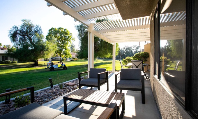 Palm Desert Condo | Pet-Friendly Country Club Condo with Pool & Golf Cart Access