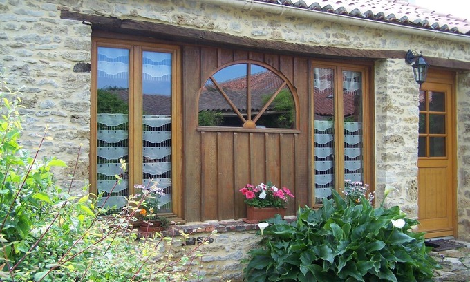 Bazoges-en-Pareds House | Scenic Gîte modulable for Families with Lake View & Breakfast