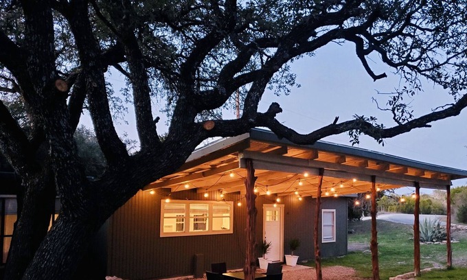 Glen Rose Cottage | Country cottage, 2 BR, 1/2 mi from Fossil Rim, 180° view of countryside