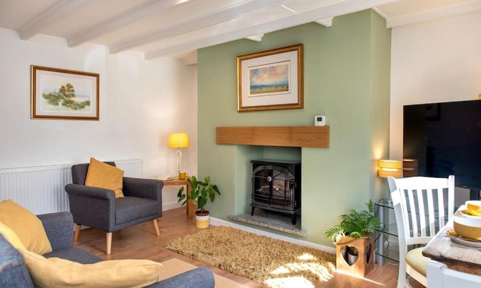 Bere Alston House | Cozy Country Cottage in Quaint Village, Pet Friendly & Child Safe