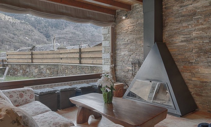 Bossost Cottage | Charming Country Cottage in Bossost with Spa & Pet Friendly