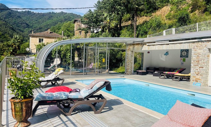 Saumane Cottage | Enchanting Country Cottage in Saumane with Pool & Breakfast