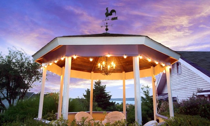 Langley Bed & Breakfast | Cozy Country Cottage of Langley with Ocean Views & Dining