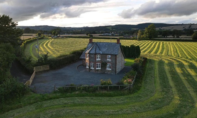 Presteigne House | Idyllic Country Cottage with Scenic Views, Pet & Child Friendly