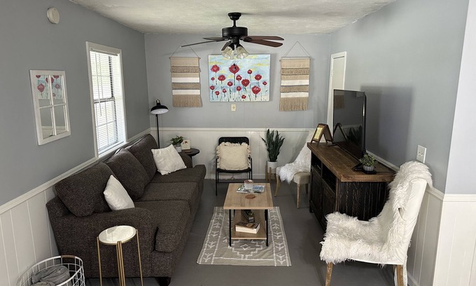 Mayhew Cottage | Cozy Country Cottage with Pet-Friendly Fenced Backyard