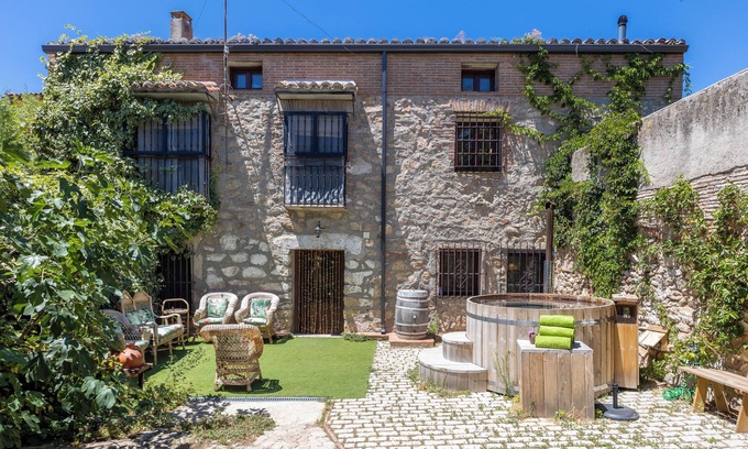Cadalso de los Vidrios House | Country House 'La Casona Del Tio Pedro' with Private Garden, Balcony and Wi-Fi