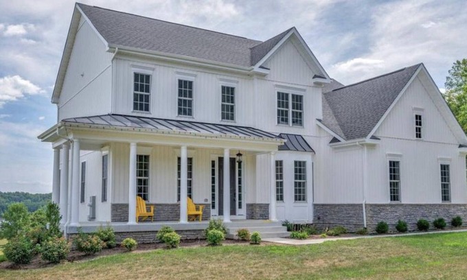 Fredericksburg House | Peaceful Country Farm House with Lake Views & Breakfast