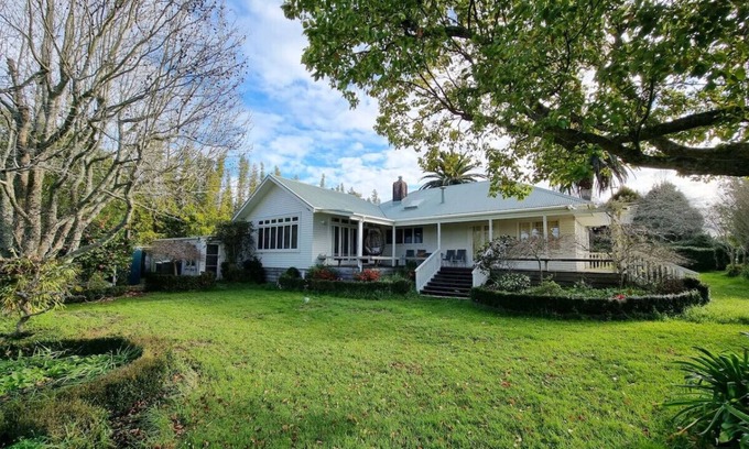 Taupaki House | Relaxing Country Garden Oasis with Parking & Pet-Friendly