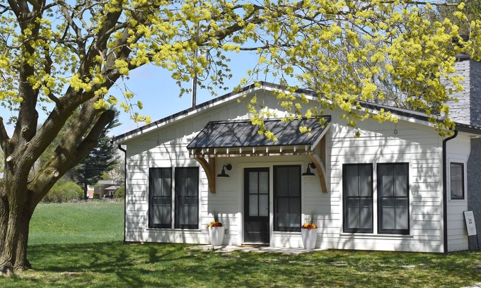 Georgetown House | Ideal Country Retreat for Notre Dame Enthusiasts