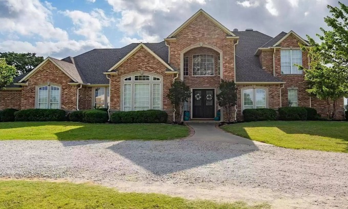 Cross Roads House | Country Getaway Ranch Home with Farm experience