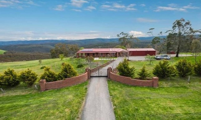 Bullengarook House | Relaxing Getaway at Country Heights with Family-Friendly Amenities