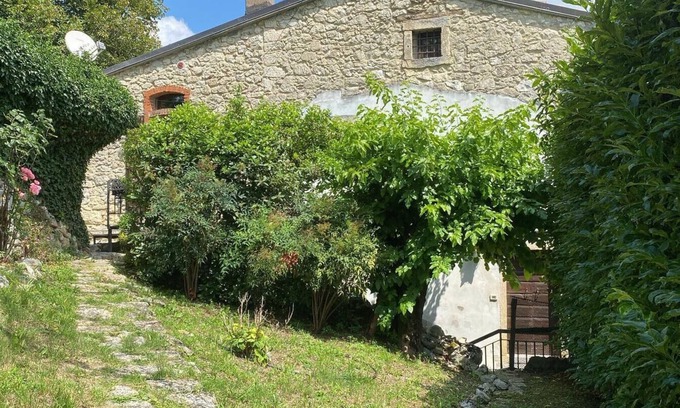 Negrar Apartment | Charming Country House: Pet-Friendly with Spa Near Verona