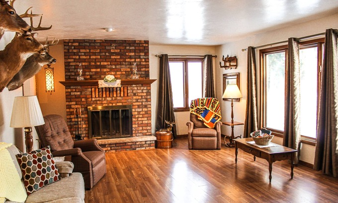 Kendall House | Pet-Friendly Country Home with Spa and Lake Views