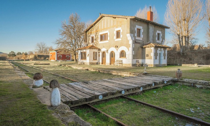 Rabanera del Pinar House | Country House 'La Estación De Rabanera' with Private Garden