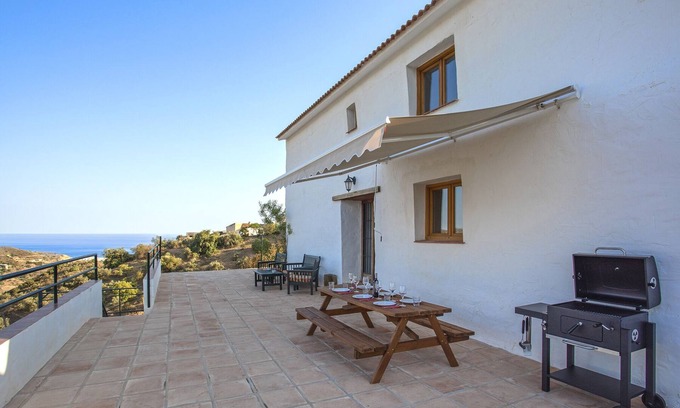 Malaga-Este House | Serene Country House Just 15 Minutes from the Beach