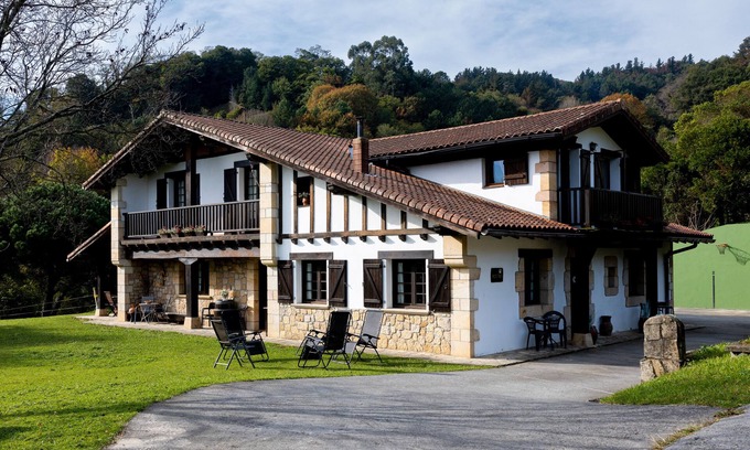 Hondarribia Apartment | Country House 'Artizarra' with Mountain View, Private Terrace and Wi-Fi