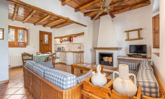 La Zubia House | Country House 'Casa Rural El Corral' with Mountain Views, Shared Pool and Wi-Fi