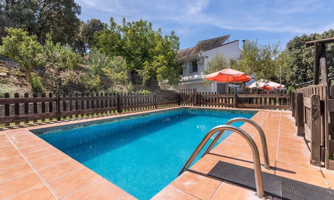 Illora House | Country House 'Cortijo Las Chorreras' with Mountain View, Wi-Fi and Air Conditioning