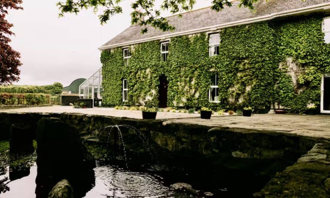 Stradbally House | Scenic Country House & Event Barns With Lake View