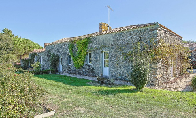 Landevieille Villa | Inviting Country House 'Domaine La Roblinière' with Garden