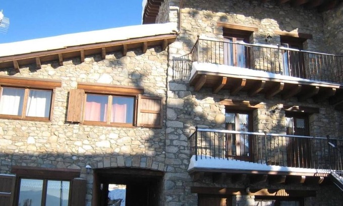 Aranser House | Country House 'El Paller O La Casa De Ca L’Escolà' with Mountain View, Shared Terrace and Wi-Fi