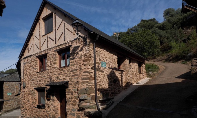 Bembibre House | Mountain View Retreat 'El Sardón I' with Modern Amenities