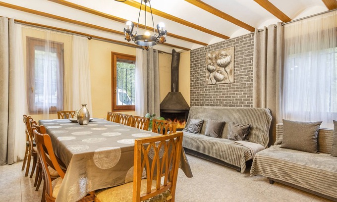 Oden Villa | Inviting Country House 'Gran Parents' with Lake Views & Wi-Fi