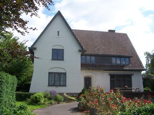 Poperinge House | Elegant Poperinge Mansion with Family-Friendly Garden