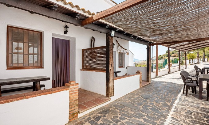 Malaga House | Country House 'La Cuadra' with Lake View, Shared Pool and Private Terrace
