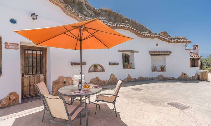 Benalua de Guadix House | Country House 'La Higuera' with Mountain View, Wi-Fi and Air Conditioning