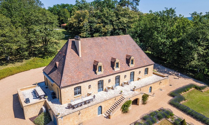 Vitrac House | Country house 'Les Hauts De Chaunac - Le Manoir' with mountain views, Wi-Fi, and air conditioning.