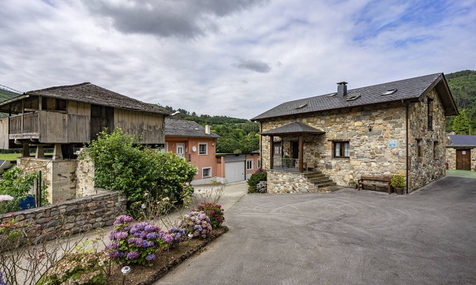Bustiello de Paredes House | Country House 'Posada De Las Hoces - La Calea' with Mountain View, Private Garden and Wi-Fi