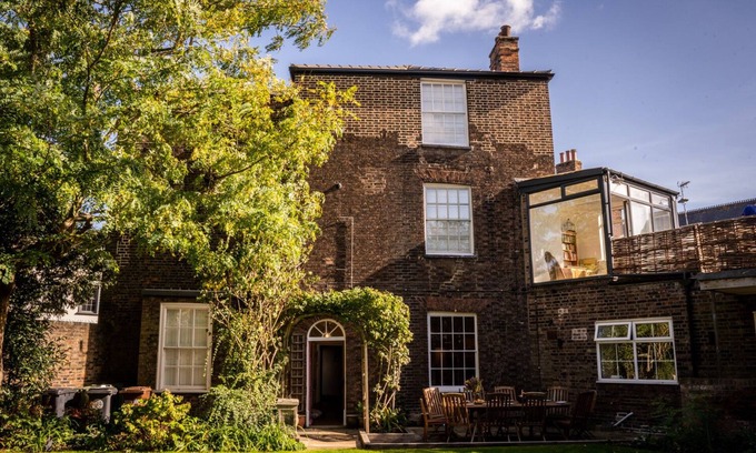 King's Lynn House | Inviting Country House with Walled Garden in Town Center