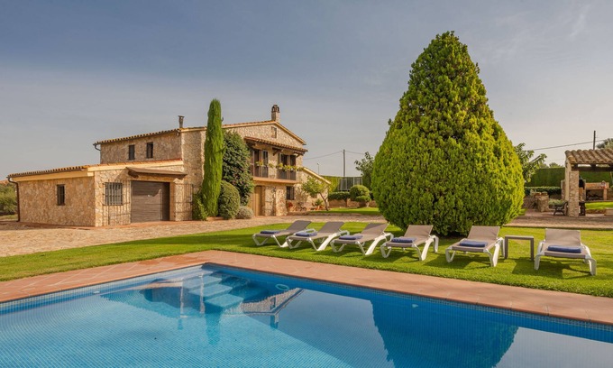 Foixa House | Country house with large garden, pool, barbecue and ping pong. Ideal calm environment!