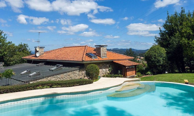 Valenca Cottage | Country house with swimming pool in Valença!