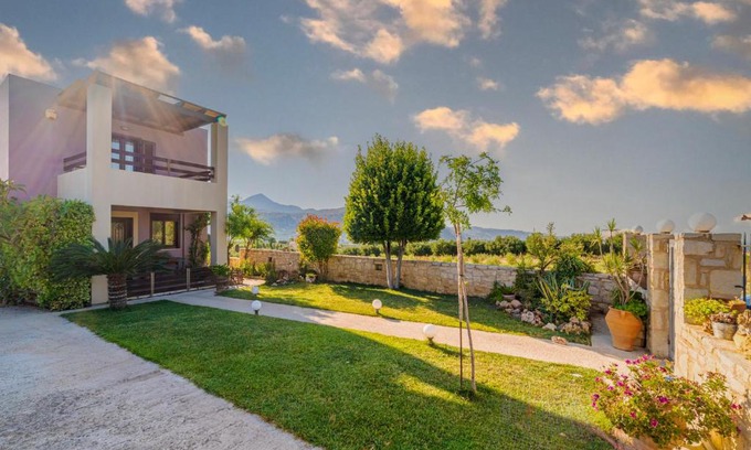 Malevizi House | Scenic Country House with View - Family-Friendly Retreat