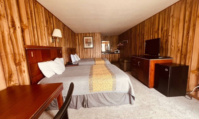 Licking Hotel | Comfortable Stay at Country Inn Motel with Pool & Breakfast