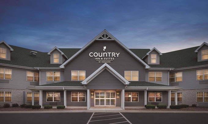 Village of Germantown Hotel | Relax at Country Inn & Suites Germantown with Pool Access