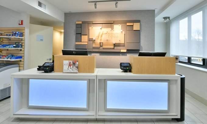 Travis - Chelsea Hotel | Experience Comfort at Holiday Inn Express Staten Island West