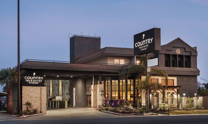 Bakersfield Hotel | Relaxing Country Inn & Suites in Bakersfield, CA
