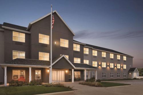 Cedar Falls Hotel | Great Amenities at Country Inn & Suites, Cedar Falls, IA
