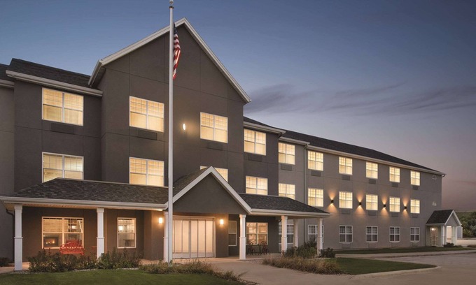 Cedar Falls Hotel | Enjoy Comfort at Country Inn & Suites, Cedar Falls, IA