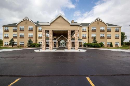 Fond du Lac Hotel | Explore Country Inn & Suites: Poolside Comfort Awaits