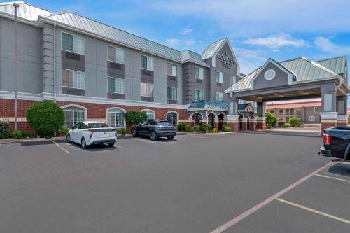 Hot Springs Hotel | Inviting Country Inn & Suites: Poolside Retreat in Hot Springs