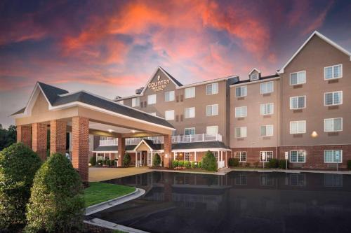 Rocky Mount Hotel | Cozy Country Inn & Suites: Pet-Friendly Retreat in Rocky Mount