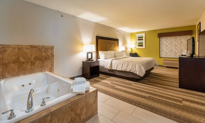 South Haven Hotel | Relaxing Retreat at Country Inn & Suites, South Haven