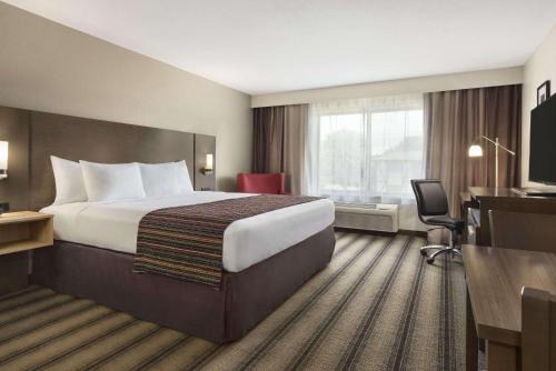 Springfield Hotel | Relax at Country Inn & Suites with Pool and Family Amenities